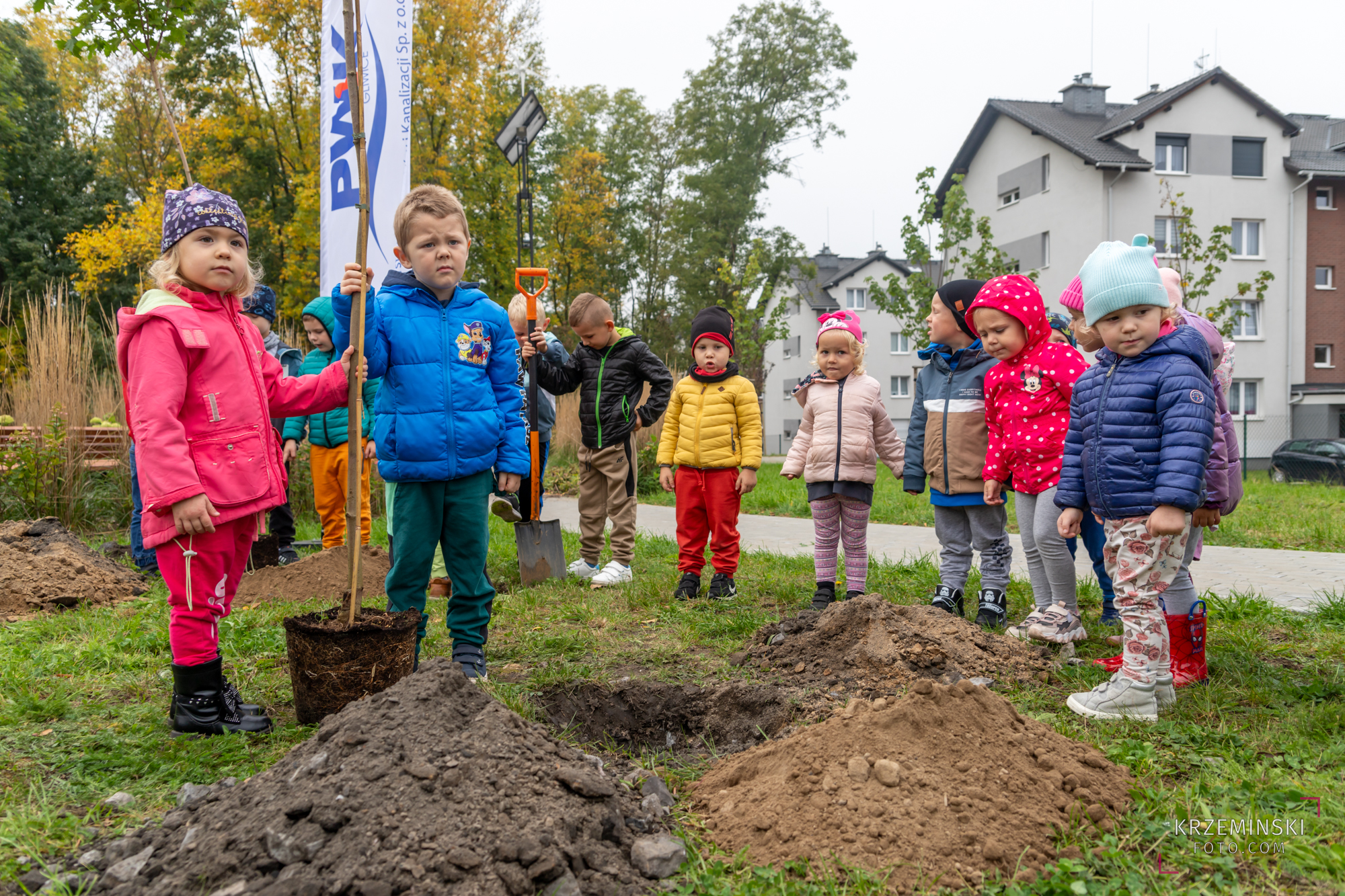 Nowe nasadzenia w asyście przedszkolaków