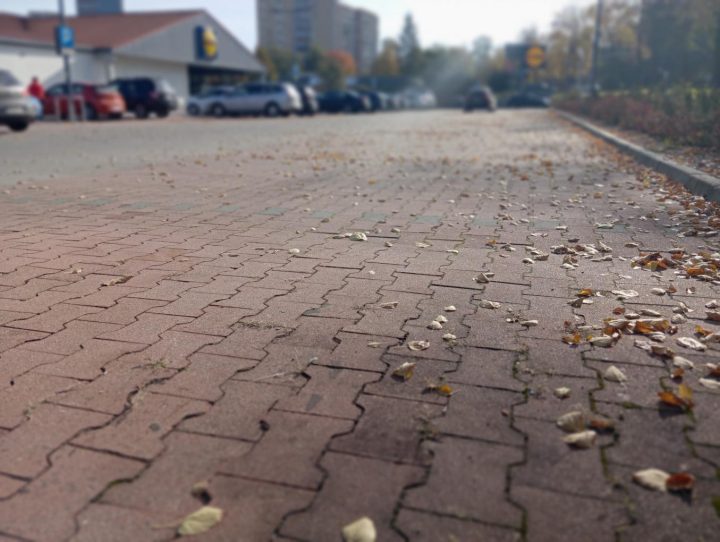 Miejsca parkingowe dla samochodów. 