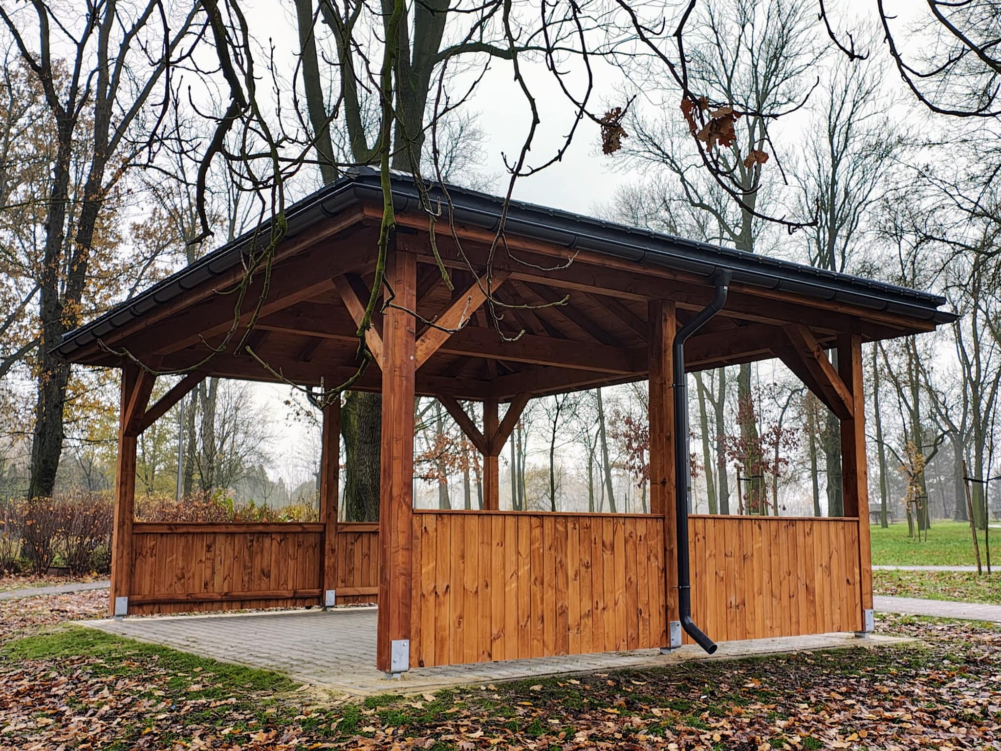 Nowa drewniana wiata w Bojkowie