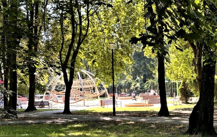 Plac Grunwaldzki z placem zabaw 