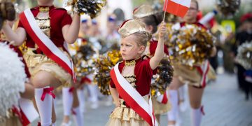 Dziewczynki mażoretki biorące udział w paradzie