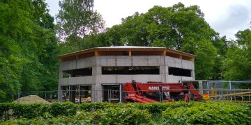 Budowa restauracji parkowej wśród zieleni