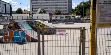 Zamknięta furtka na terenie skateparku