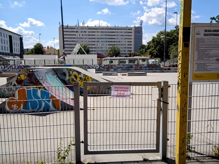 Zamknięta furtka na terenie skateparku 