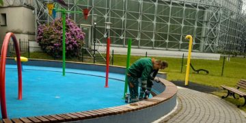 Pracownicy odświeżają wodny plac zabaw