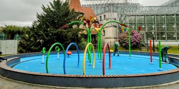 Pracownicy przygotowują wodny plac zabaw w parku Chopina