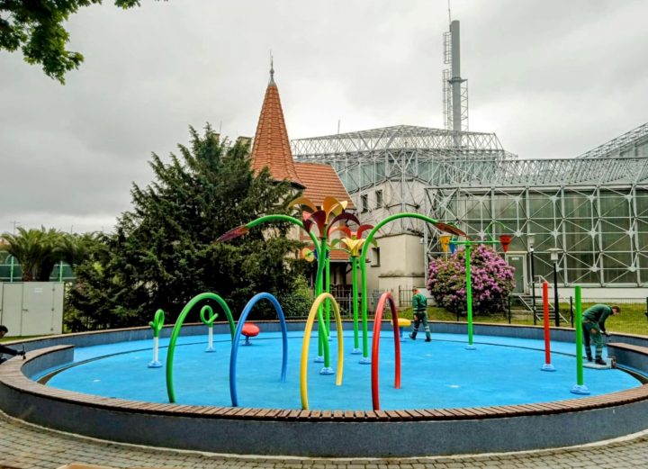 Pracownicy przygotowują wodny plac zabaw w parku Chopina