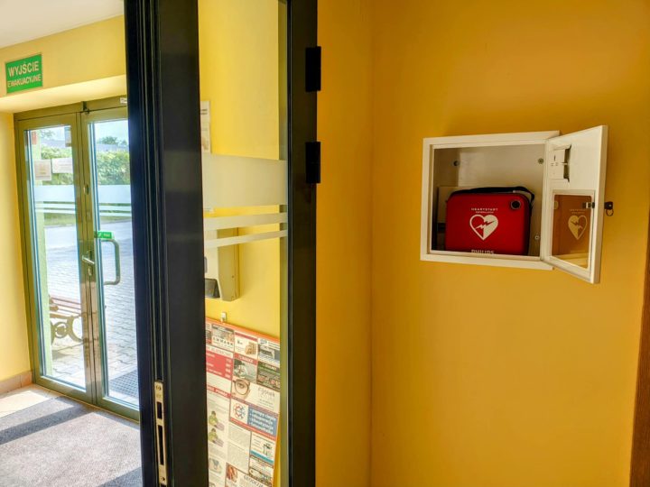 Defibrylator wisi na ścianie budynku