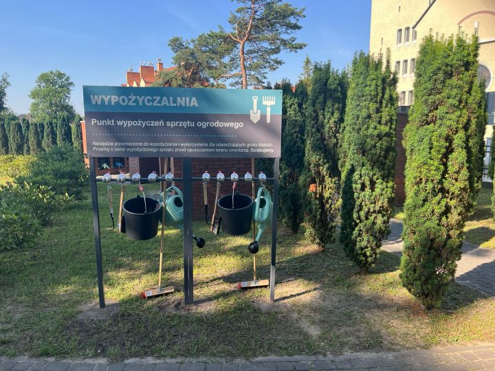 zdjęcie zestawu porządkowego do wypożyczenia na cmentarzu 