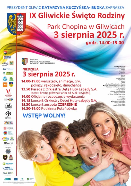 Plakat zapraszający na IX Święto Rodziny. Na obrazku dwójka młodych chłopców od lewej w żółtej koszulce i zielonej. Dalej tata w niebieskiej koszulce i mama w różowej. Po lewej stronie plakatów loga organizatorów wydarzenia. 