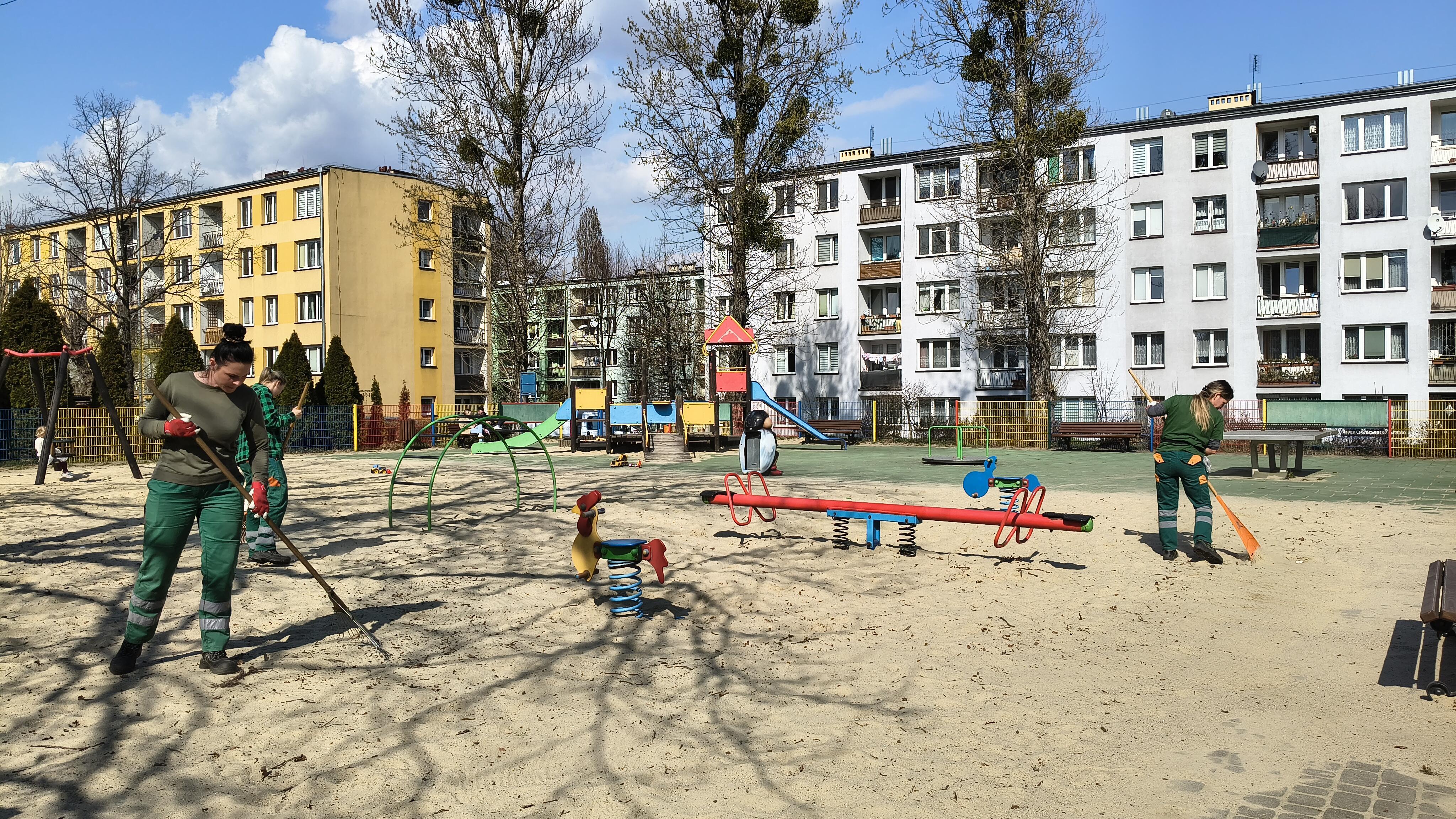 Wiosenne porządki na placach zabaw