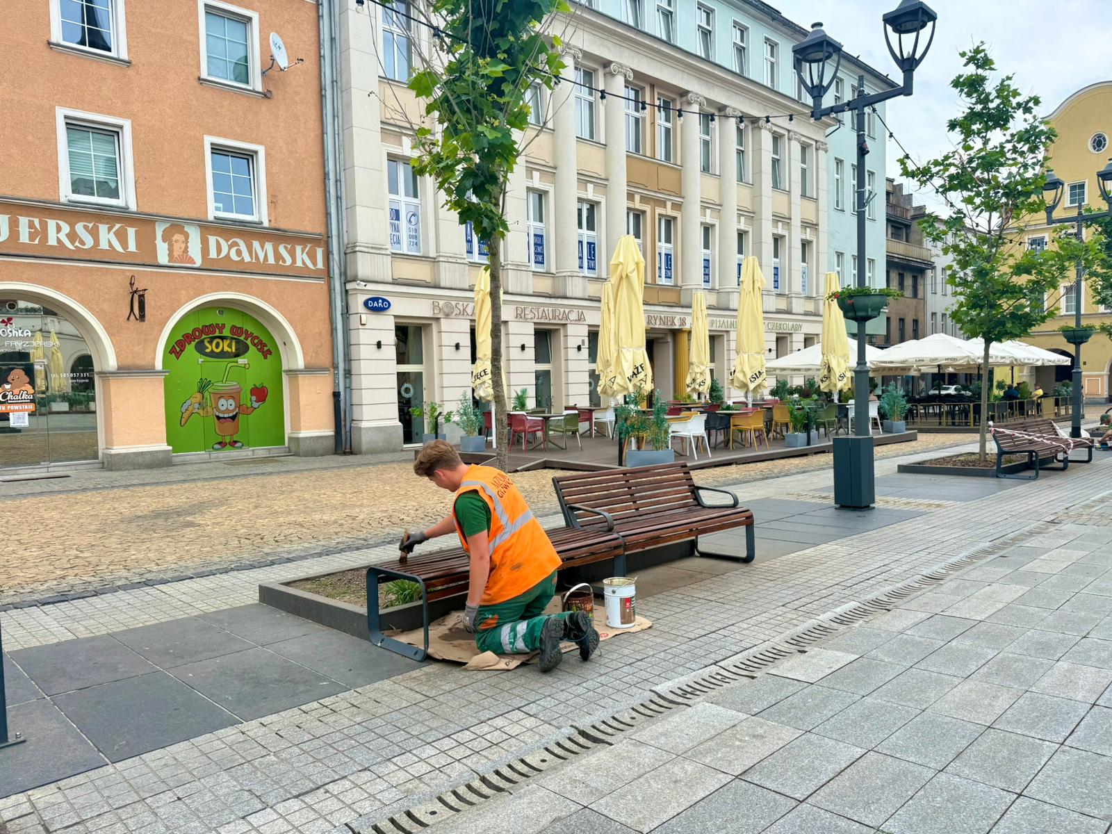 Na gliwickim Rynku trwa odnawianie ławek