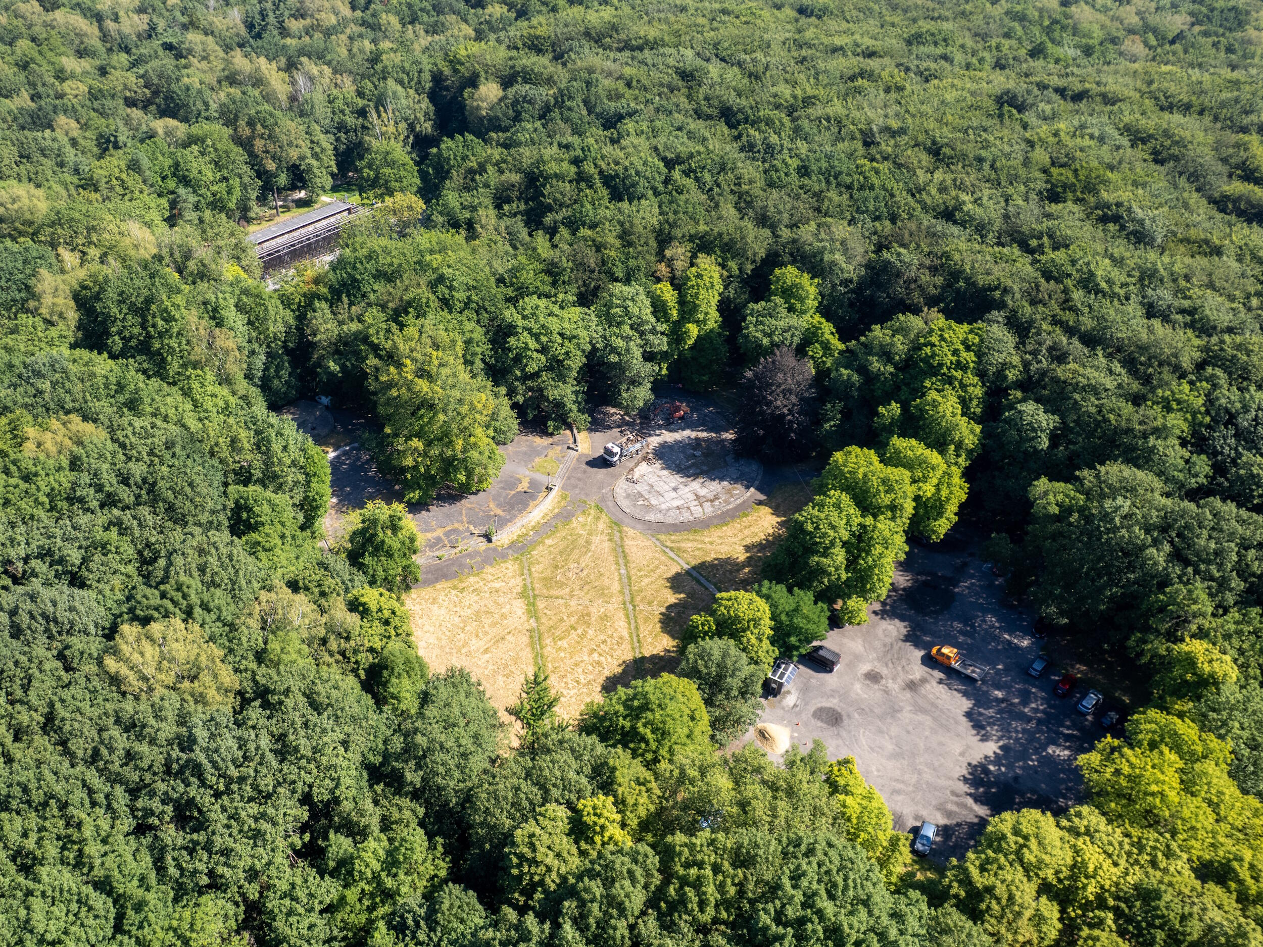 Trwa modernizacja terenu z dawną sceną i fontanną w lesie komunalnym